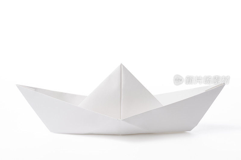 白色背景上的空白纸船的孤立镜头