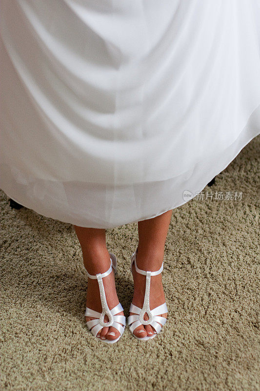 穿着白色婚礼鞋的新娘正在为婚礼做准备