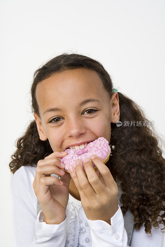 吃一个粉色冰甜甜圈