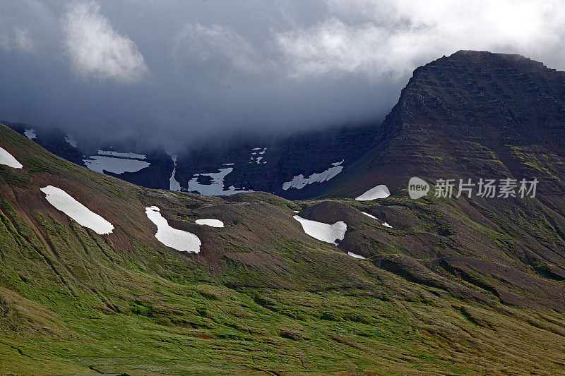 从弗拉特利看到的云山。Westfjords。冰岛。