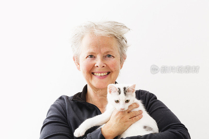 快乐的老年女主人和她的小猫