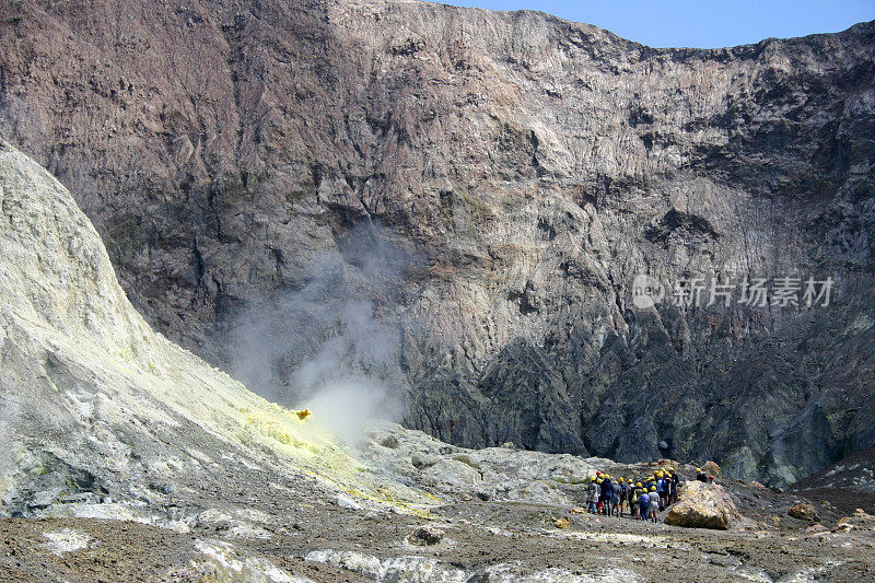 地质学家在火山