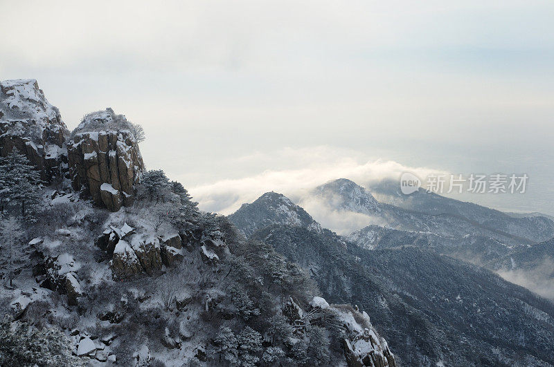 泰山在雪中