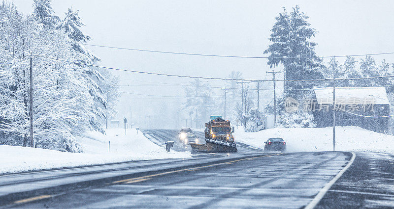 经过乡村公路的汽车扫雪机自卸卡车