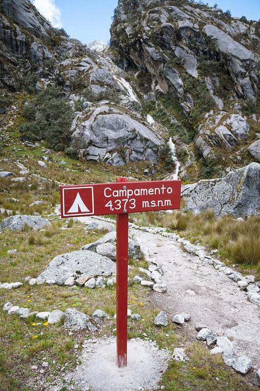 秘鲁Churup湖附近的高海拔营地