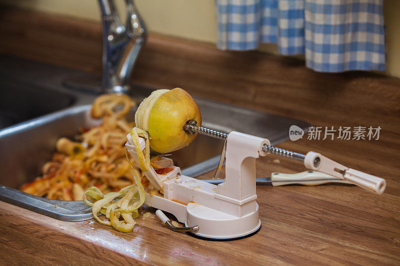 厨房台面上的苹果削皮机去芯螺旋切片机