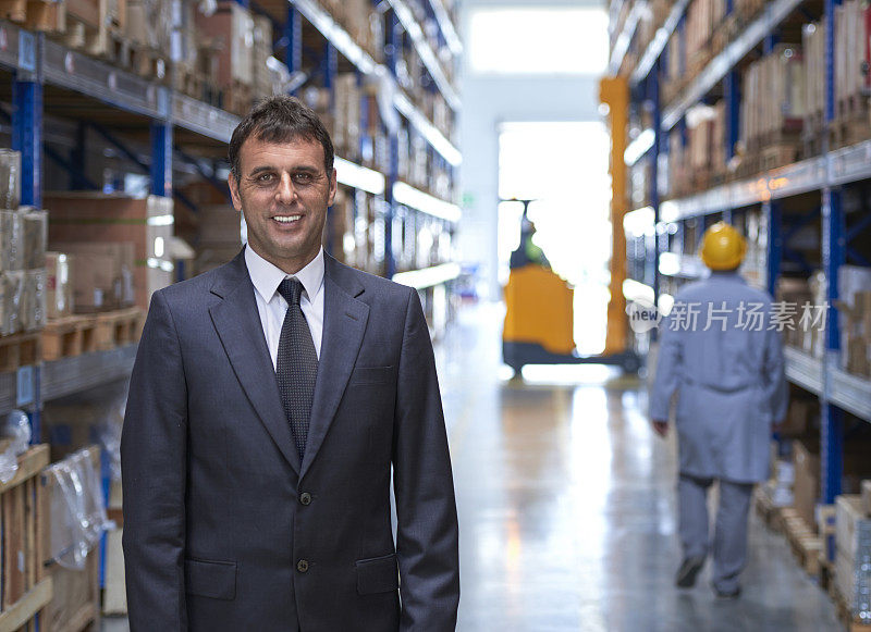 经理站在仓库过道上