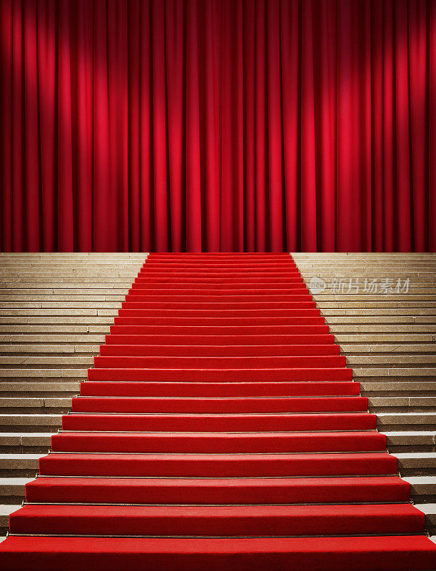 有红地毯和聚光灯窗帘的楼梯