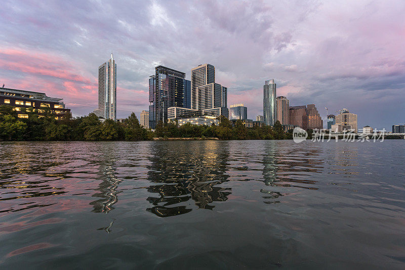 奥斯汀市中心摩天大楼天际线全景城市景观在日落