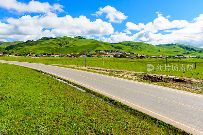 西藏高原的道路、草地和天空