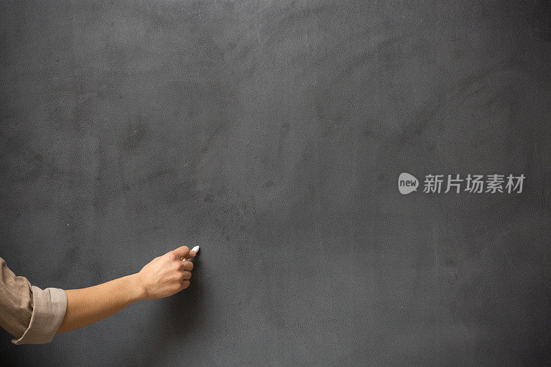 在黑板上写字