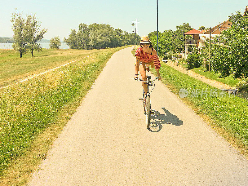 快乐的女人享受着自行车之旅