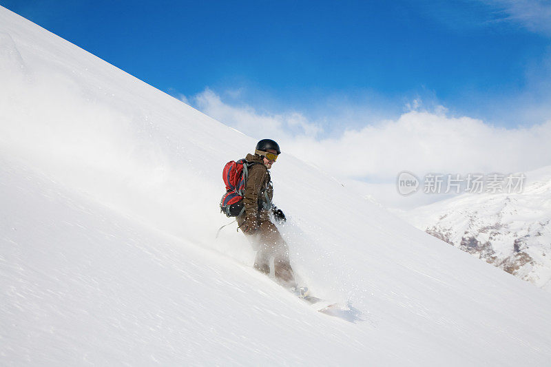 在粉状雪中滑雪