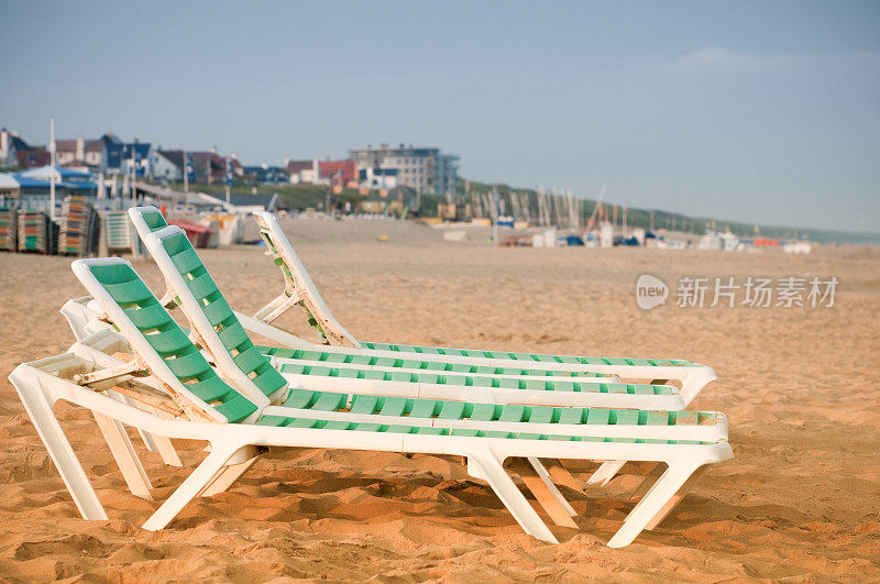海滩度假胜地，选择性地专注于躺椅