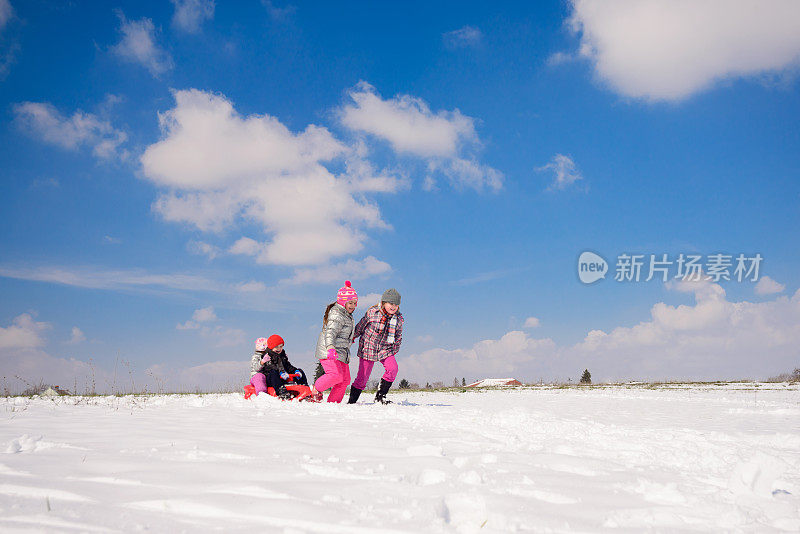 孩子们在雪地上