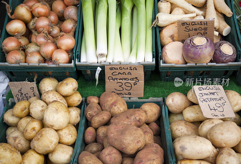 在商店外面出售的新鲜根菜