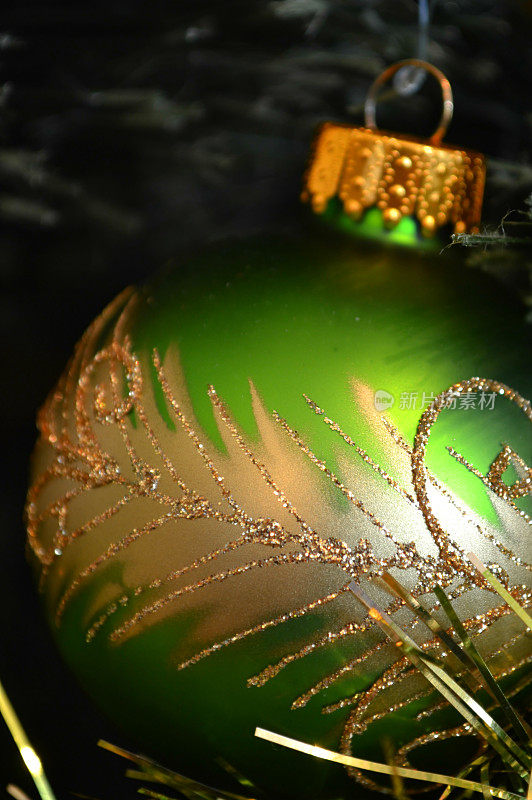 绿色和金色的圣诞装饰品