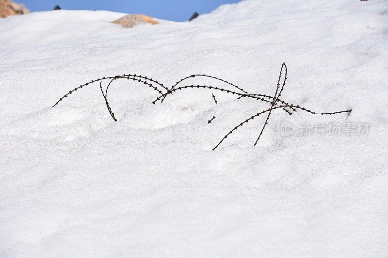 雪中的栅栏