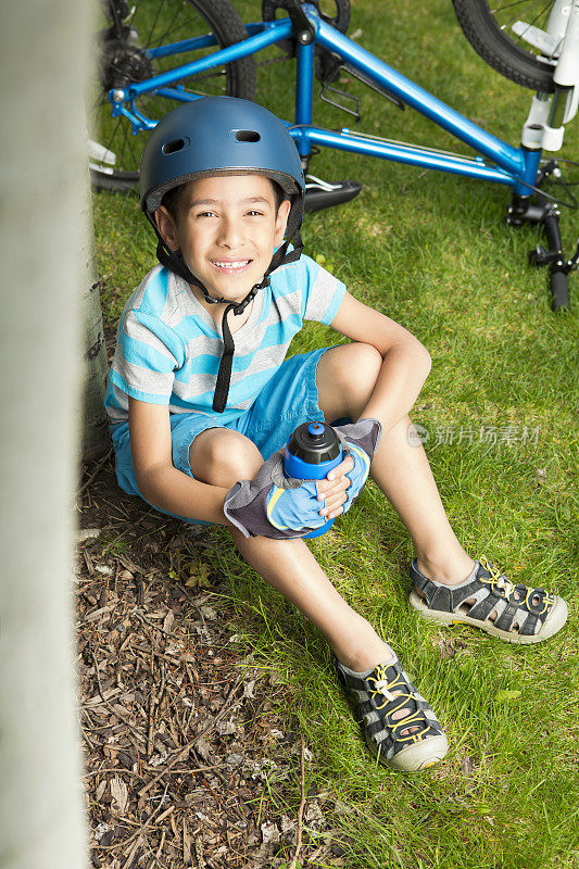 小男孩在山里骑自行车
