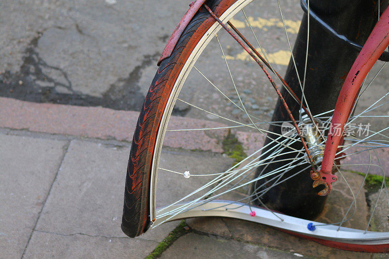 带锁的自行车与前轮的特写图像