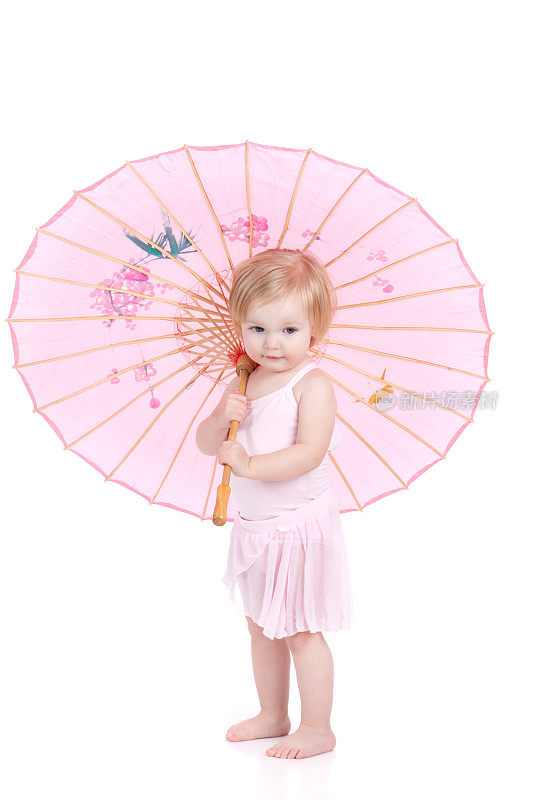 穿着粉色短裙拿着阳伞的小女孩