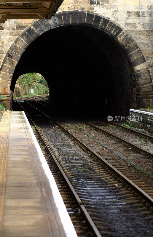 英国的铁路隧道、轨道和站台