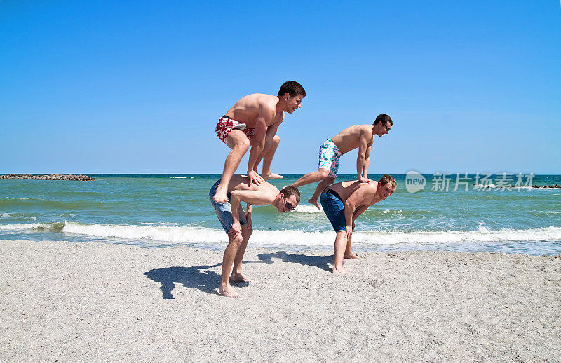 一群快乐的年轻人在海滩聚会上跳起来