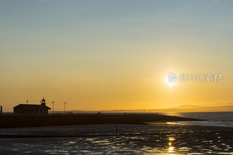 夕阳在莫克姆湾，兰开夏，英国