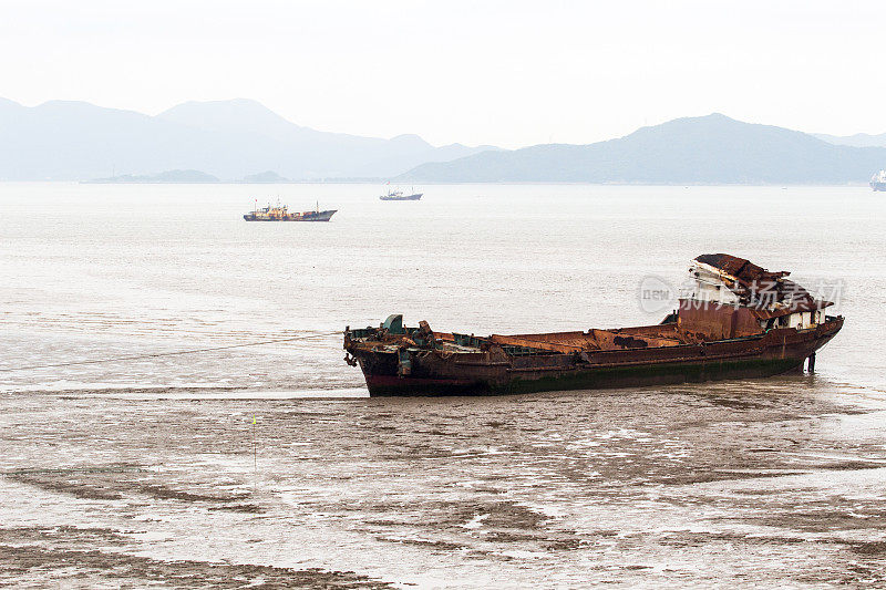 搁浅在浅滩上的破船