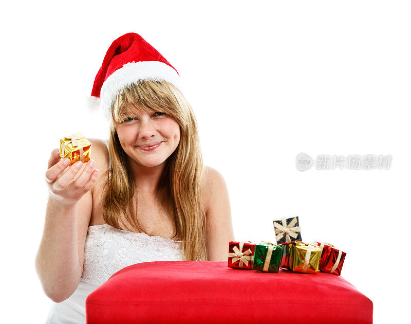 可爱的圣诞少女戴着红帽子与礼物微笑