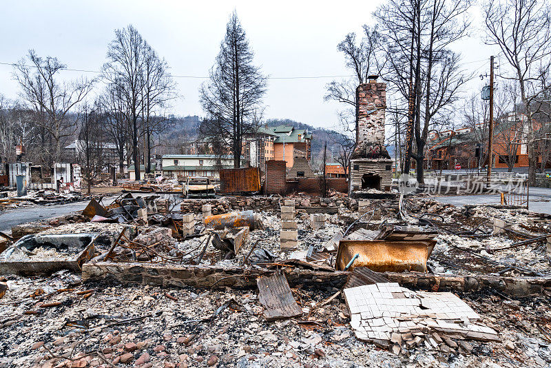 森林大火后烧毁房屋