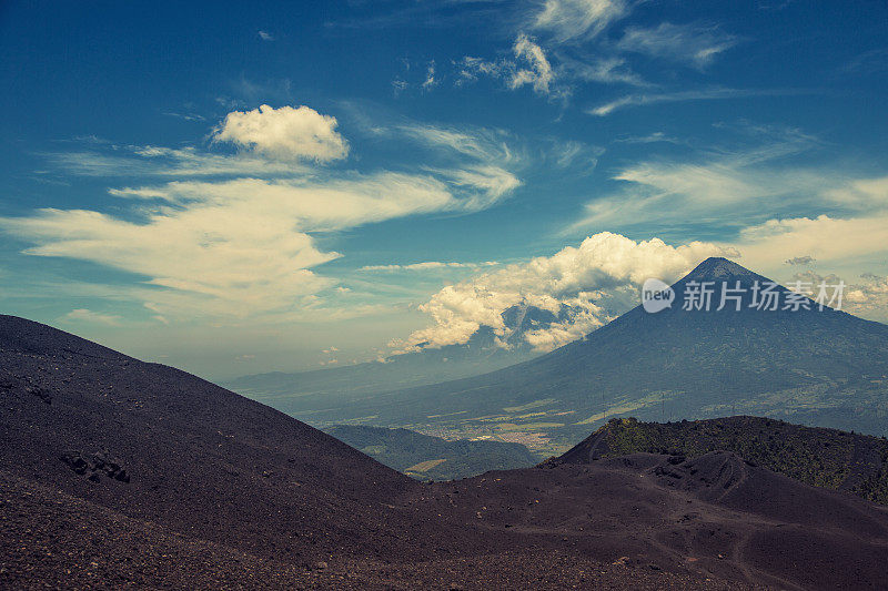 有火山的危地马拉景观