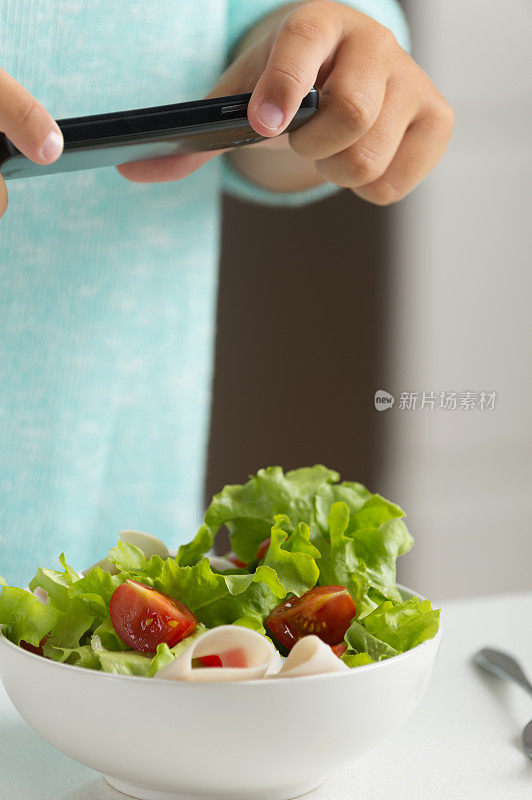 用手机拍摄食物