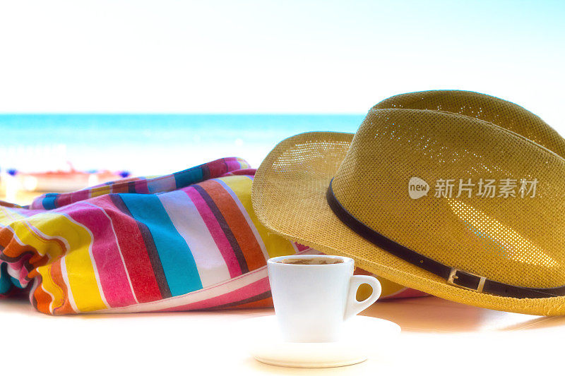 幸福:海滩上的浓咖啡