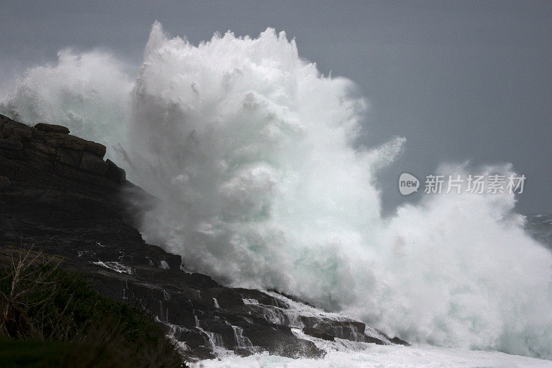 暴风雨中海浪拍打着康沃尔森嫩湾的悬崖