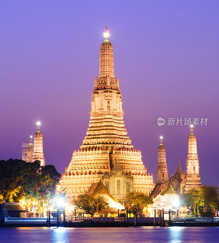 夜间曼谷的阿仑寺