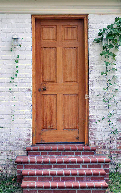 红砖台阶通向木屋的门