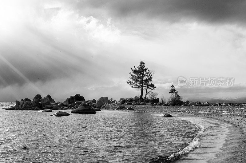 《黑与白的暴风雨的太浩湖