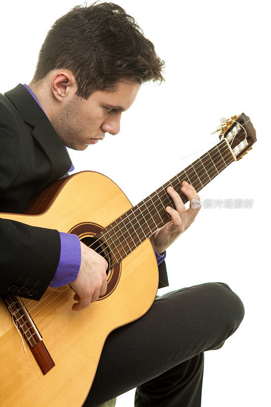 弹奏古典吉他的音乐家