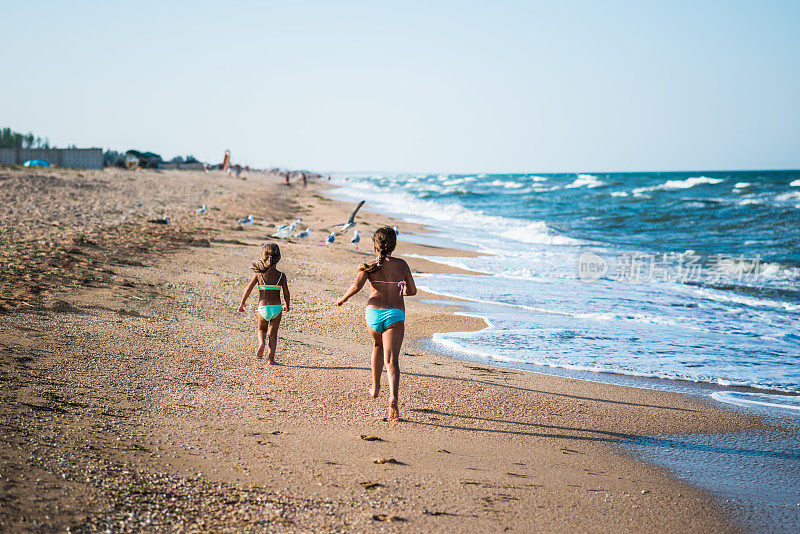 孩子们在海边奔跑