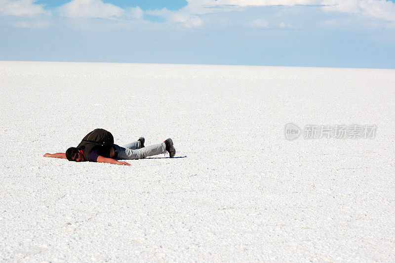 玻利维亚盐碱地里精疲力竭的人