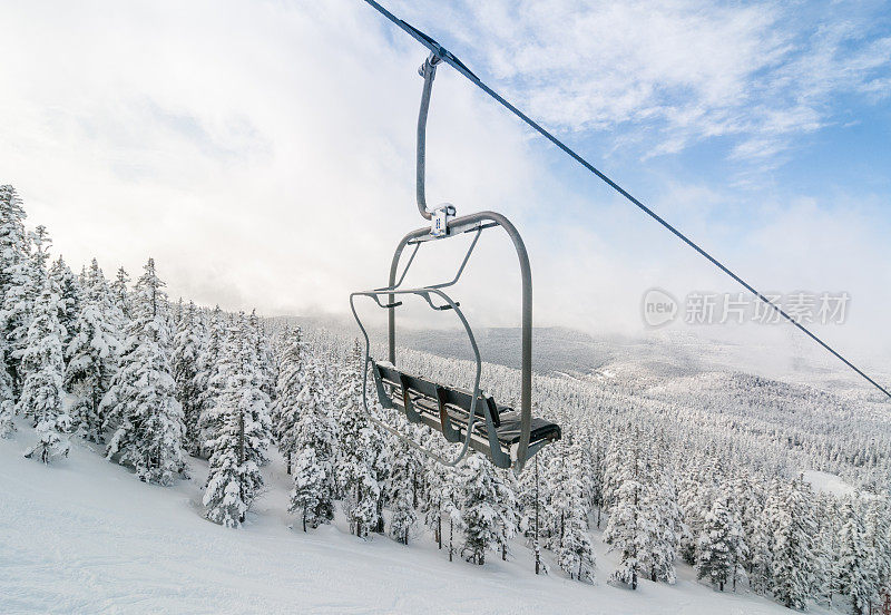 雪地冬季景观中的椅子升降机