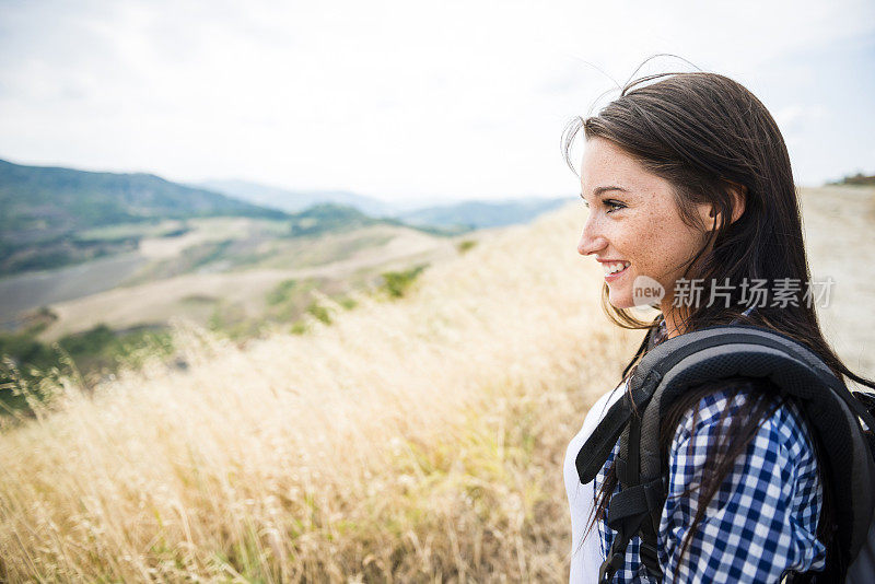 一个年轻的意大利女人在大自然中漫步