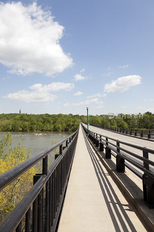 横跨弗吉尼亚州里士满河詹姆斯河的镍桥