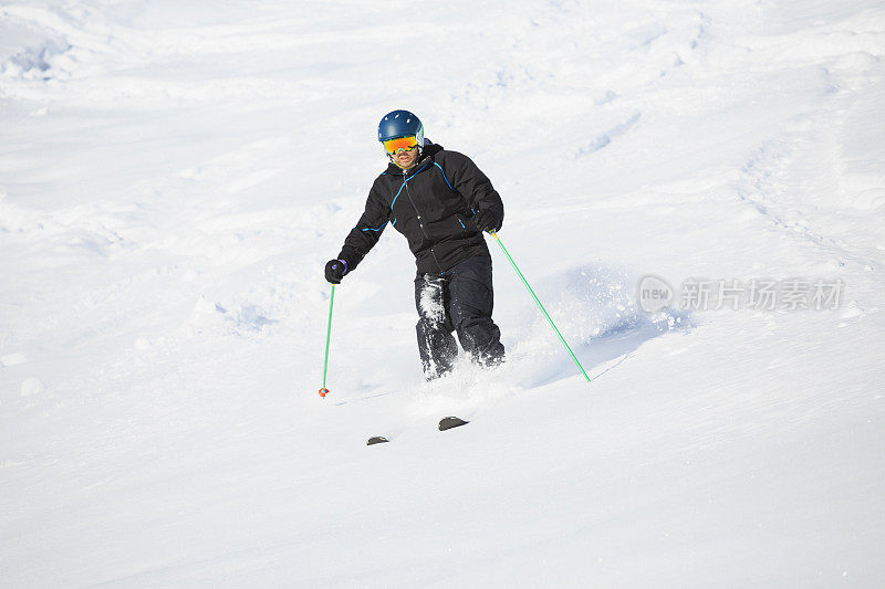 男子滑雪者离开雪道滑雪粉雪阳光明媚的滑雪胜地
