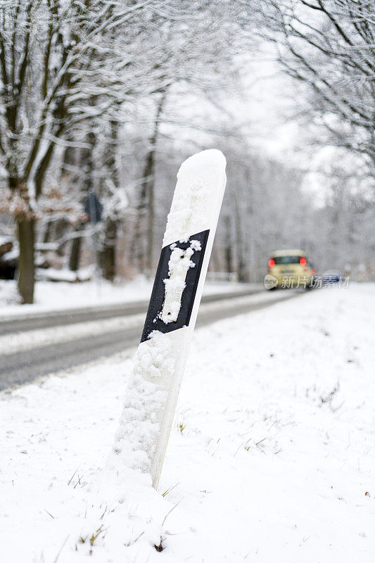 雪地上的路面反射器