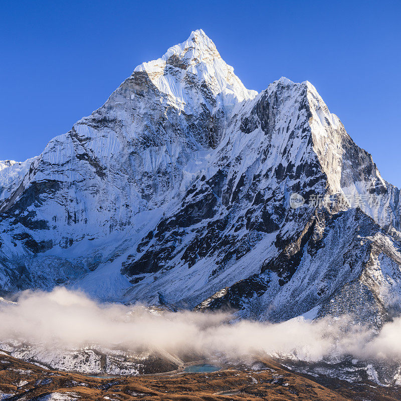 尼泊尔喜马拉雅山上美丽的阿玛达布拉姆山全景图