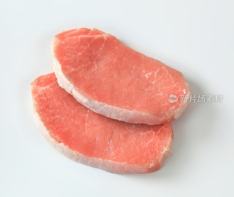 两块生猪肉排孤立在白色背景上