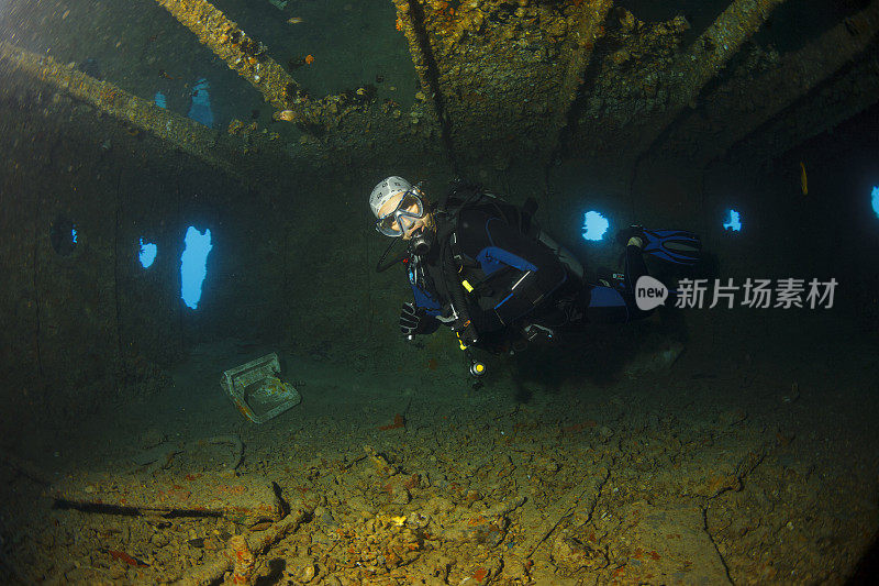 水肺潜水员在沉船沉船内潜水水下暗礁红海
