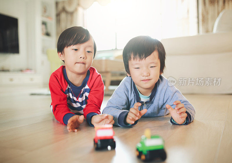 可爱的亚洲儿童和玩具车